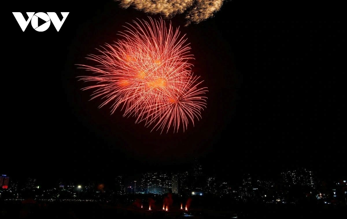 hanoi dazzles with fireworks display to ring in the lunar new year 2026 picture 7