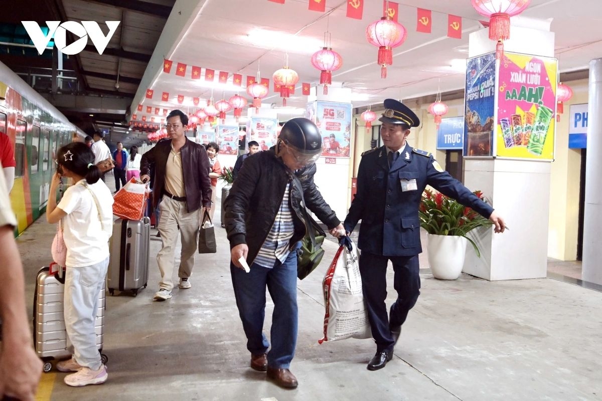 happiness train rolls through lunar new year s eve, carrying reunion hopes picture 7