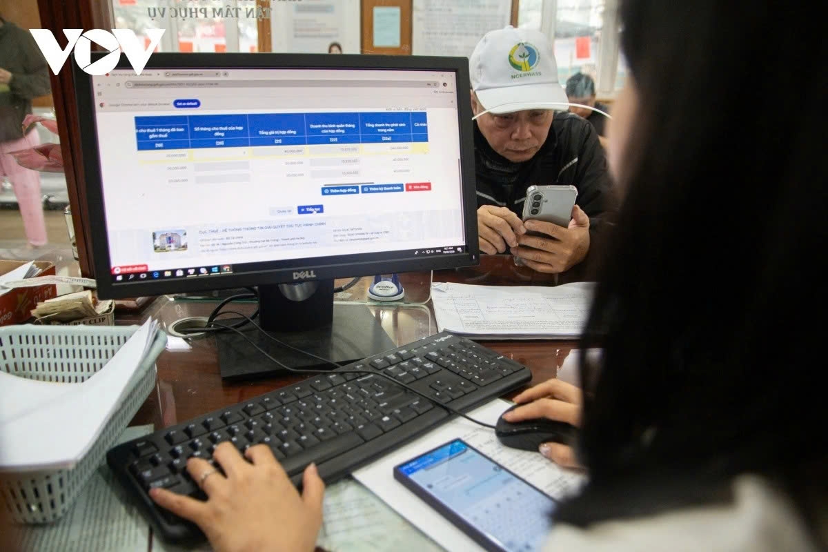 civil servants in hanoi return to work after nine-day tet break picture 8