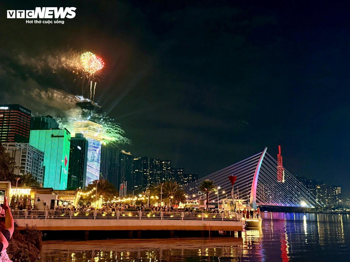fireworks light up vietnam s skies as people welcome lunar new year 2026 picture 8