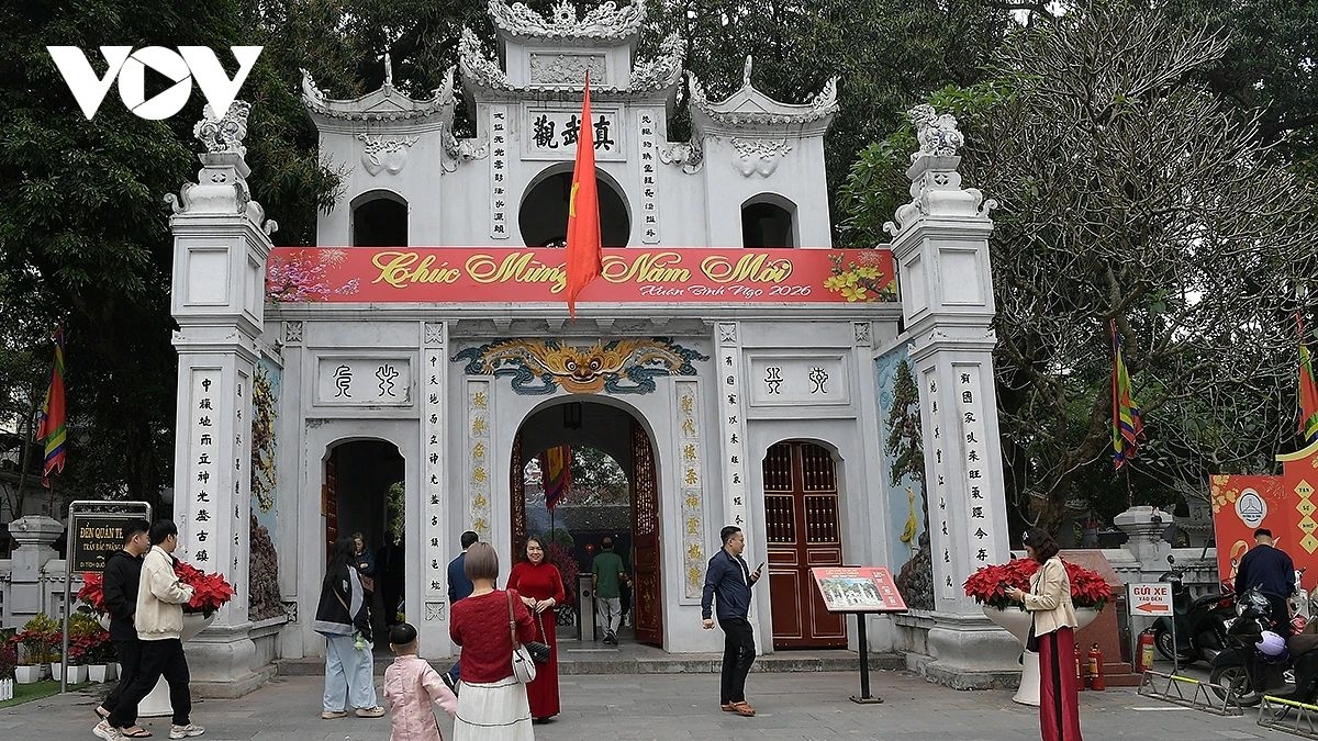 new year rituals hanoians seek blessings at thang long s four sacred temples picture 8