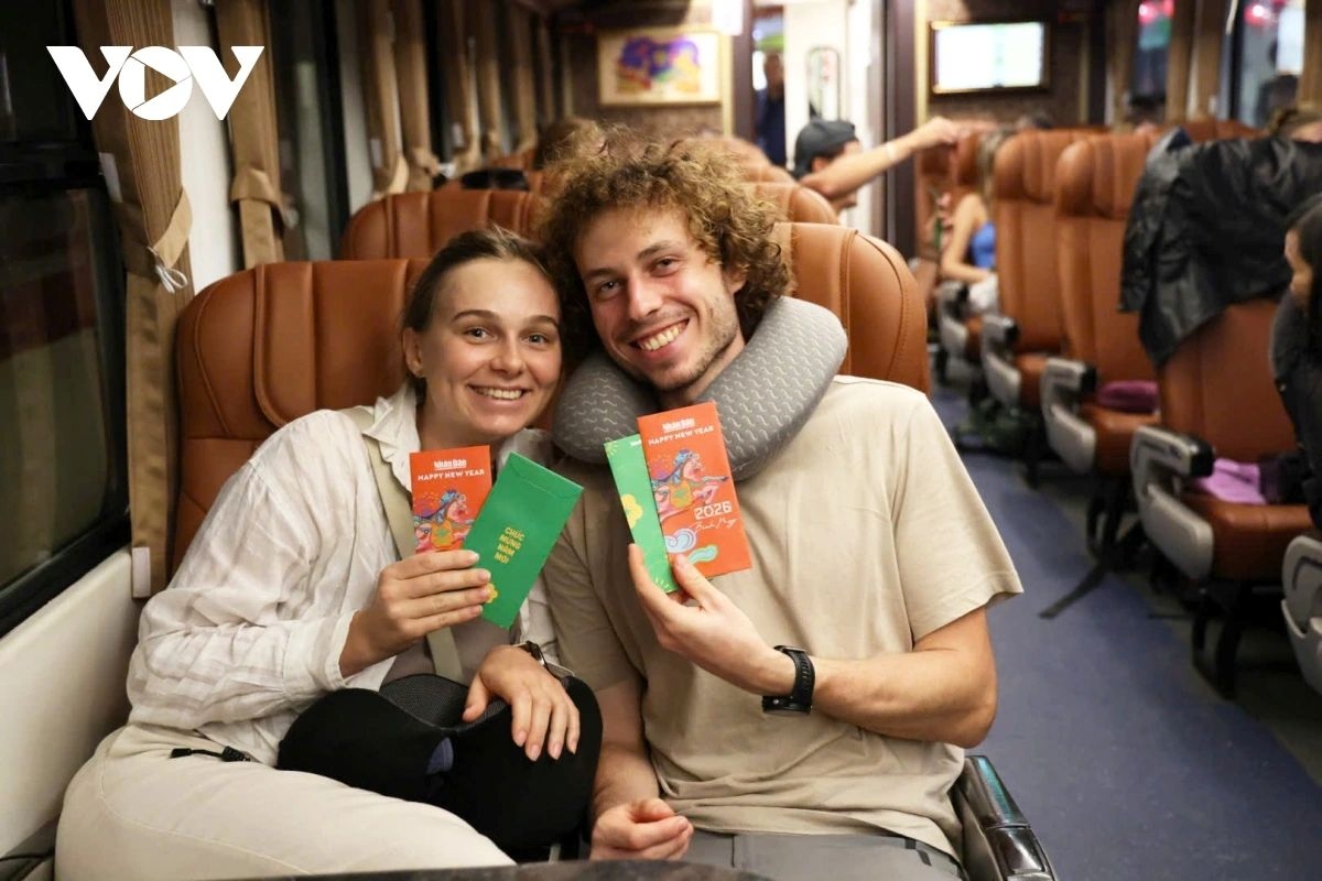 happiness train rolls through lunar new year s eve, carrying reunion hopes picture 11