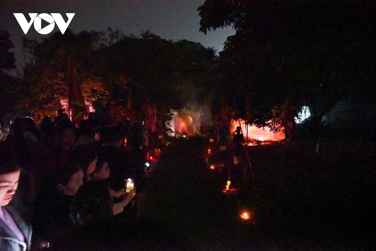 sea of people crowd to see yin-yang market at midnight picture 8