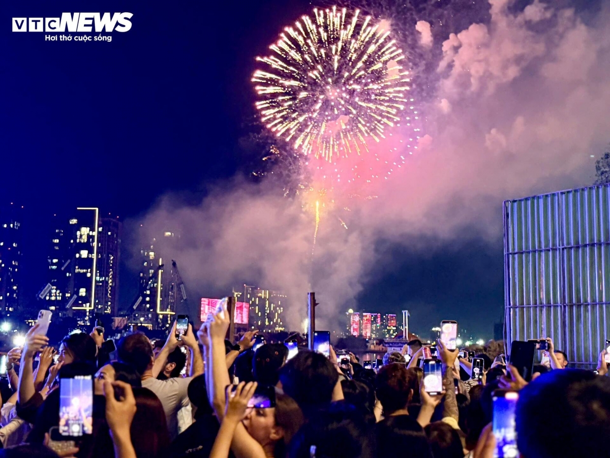 fireworks light up vietnam s skies as people welcome lunar new year 2026 picture 9