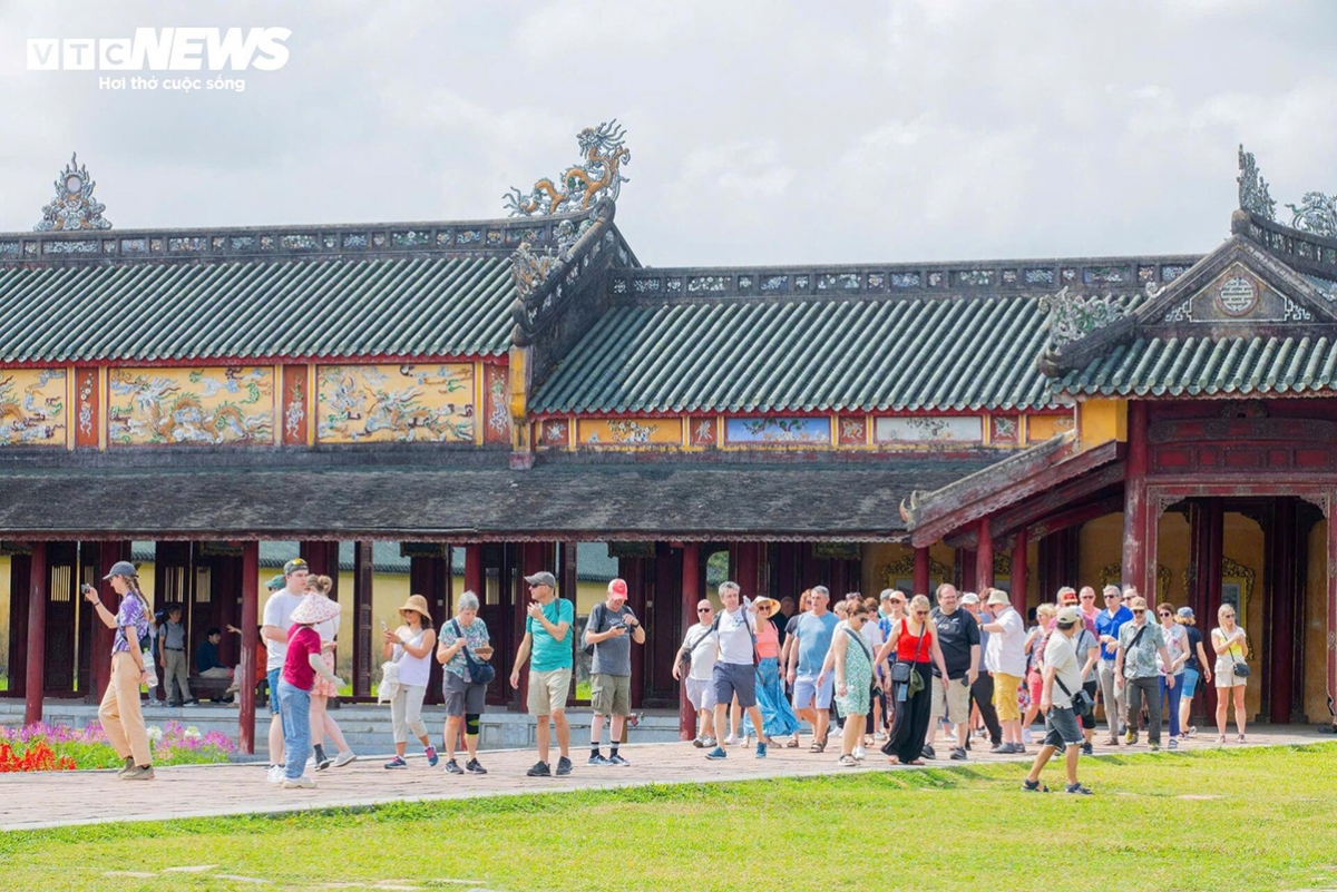 foreign visitors embrace lunar new year traditions at hue imperial citadel picture 9