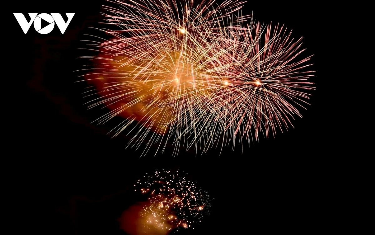 hanoi dazzles with fireworks display to ring in the lunar new year 2026 picture 9