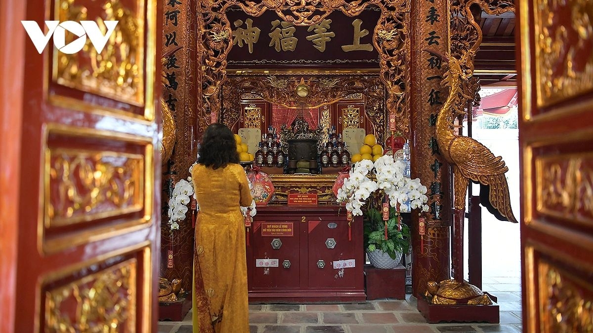 new year rituals hanoians seek blessings at thang long s four sacred temples picture 9