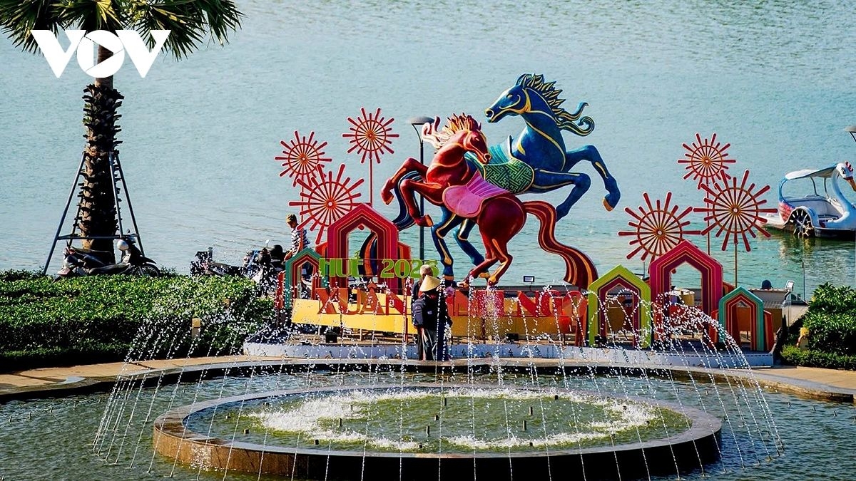 hue welcomes lunar new year 2026 with unique horse mascot by huong river picture 9