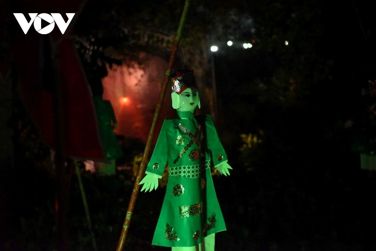 sea of people crowd to see yin-yang market at midnight picture 9