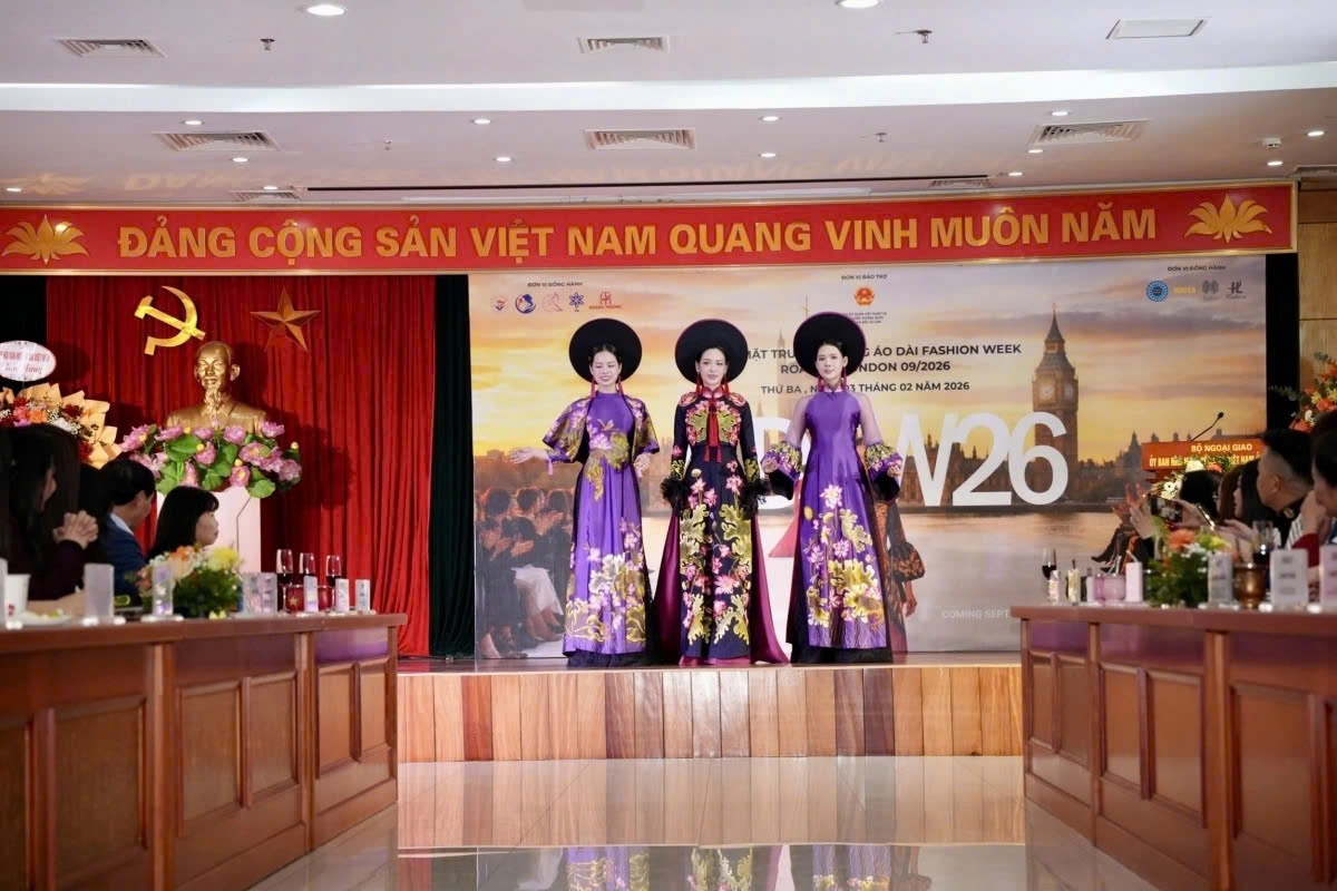 ao dai steps onto the london fashion week stage in 2026 picture 2