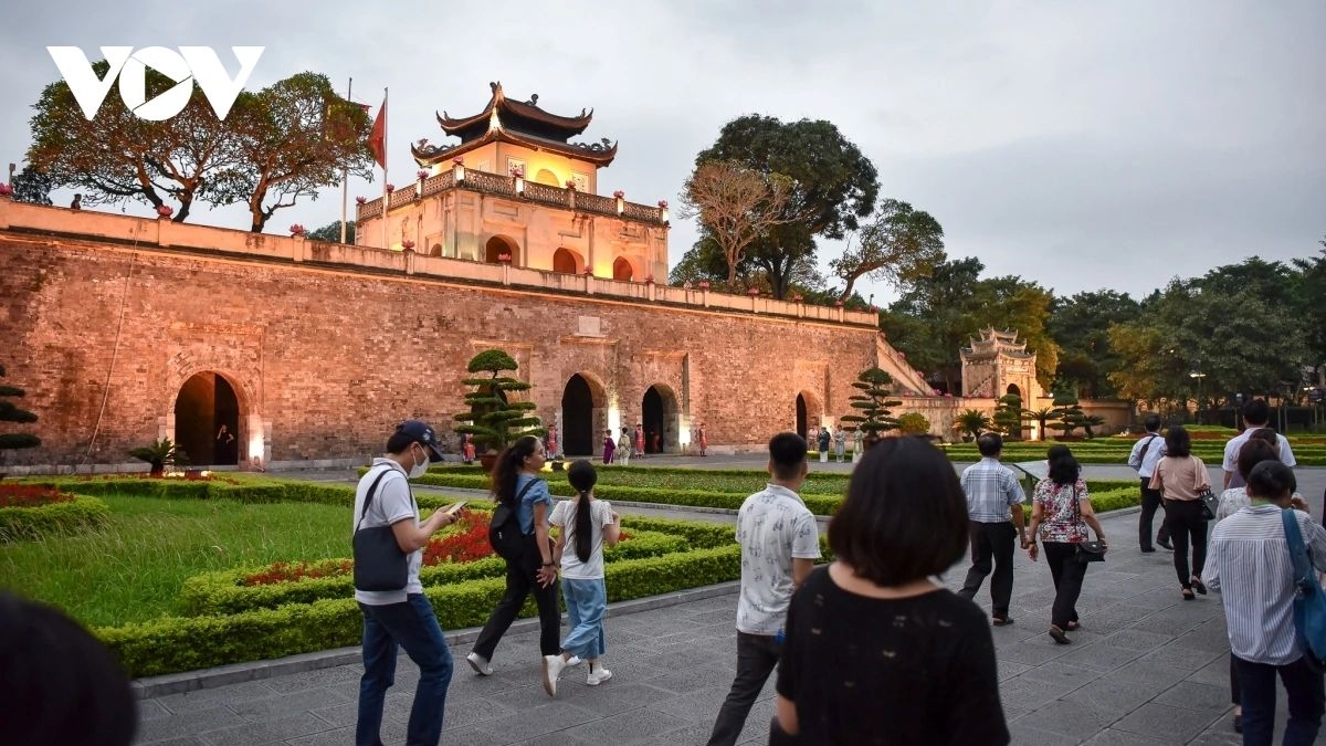 hanoi welcomes over 900,000 visitors during tet, revenue up 19.5 picture 1