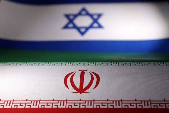 Israel tấn công phủ đầu Iran