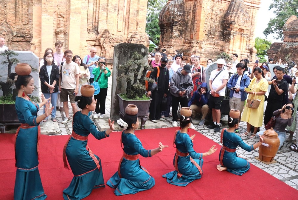 international kols join famtrip to survey khanh hoa tourism picture 1