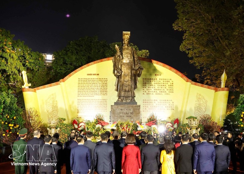 party leader offers incense at ly thai to monument, extends tet greetings to hanoi residents picture 1