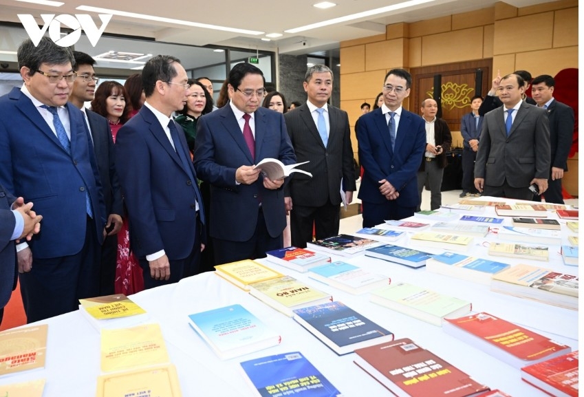 pm chinh sets reform direction for academy of public administration and governance picture 1