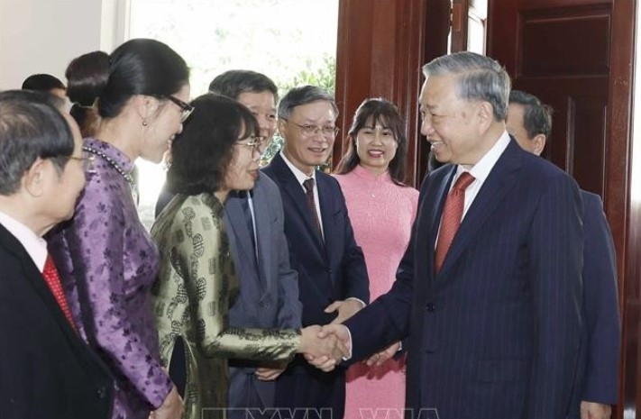 Party chief meets Vietnamese community members in Vientiane