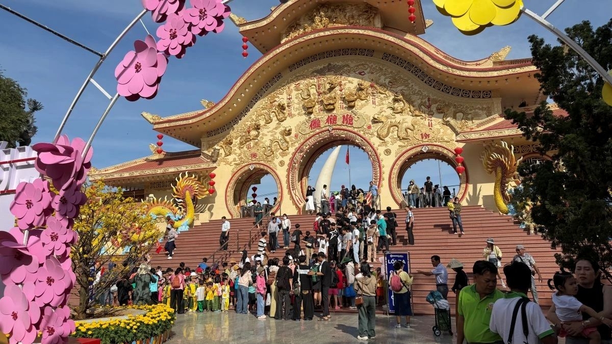 ho chi minh city attractions see 20 surge in visitors during tet picture 1