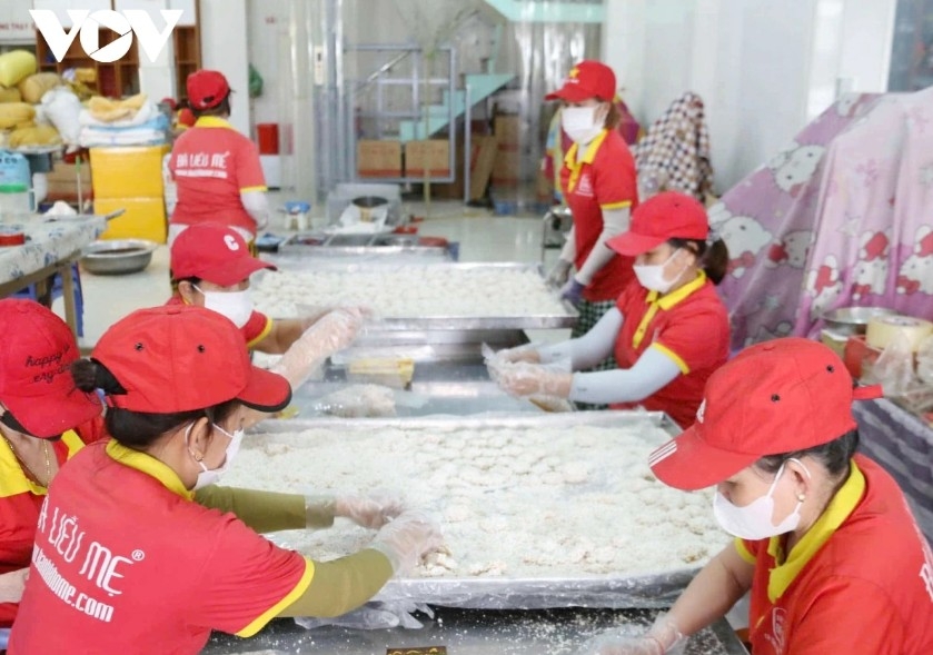 traditional cake-making brings higher incomes in da nang ahead of tet picture 1