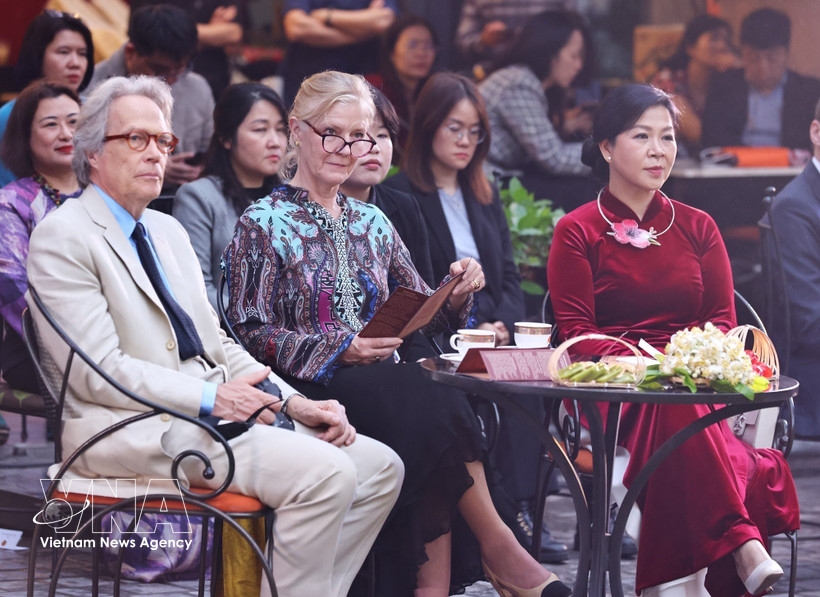 party leader s spouse hosts duke of richmond at vietnam fine arts museum picture 1