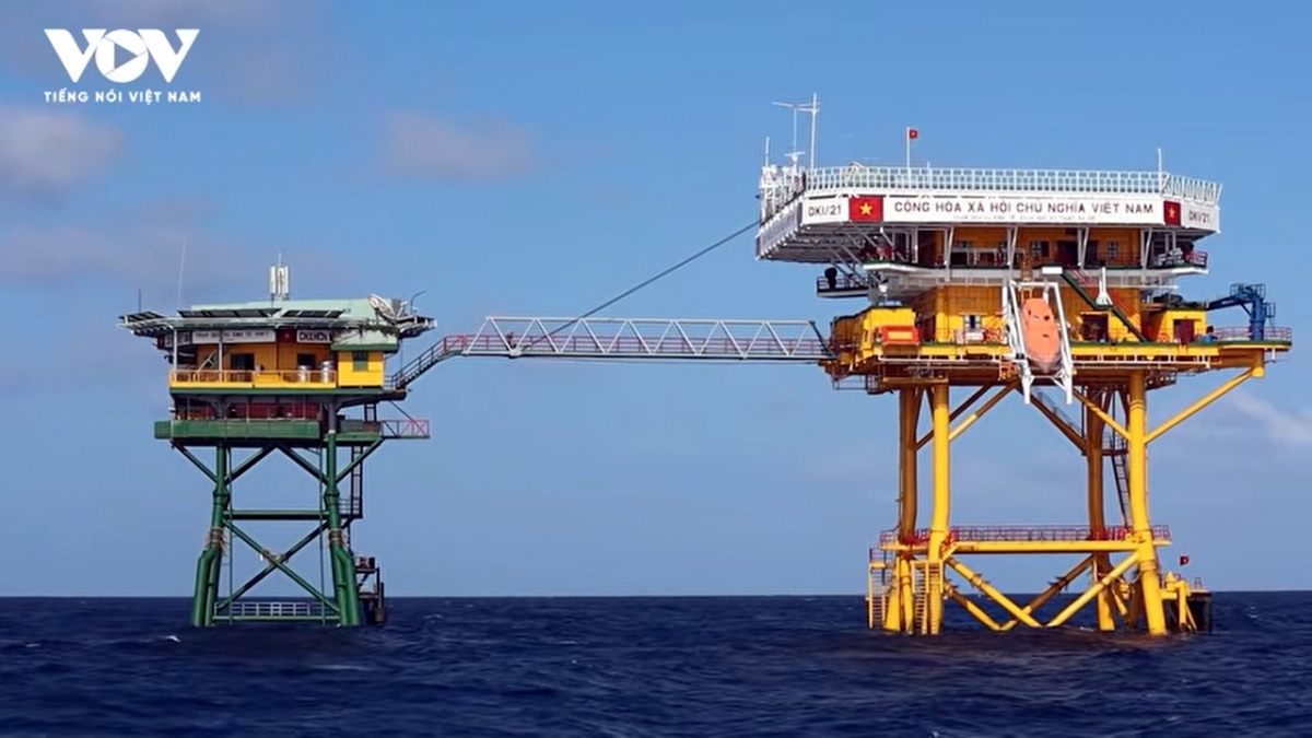 Hải trình gian nan mang Xuân sớm đến với cán bộ, chiến sĩ nhà giàn DK1