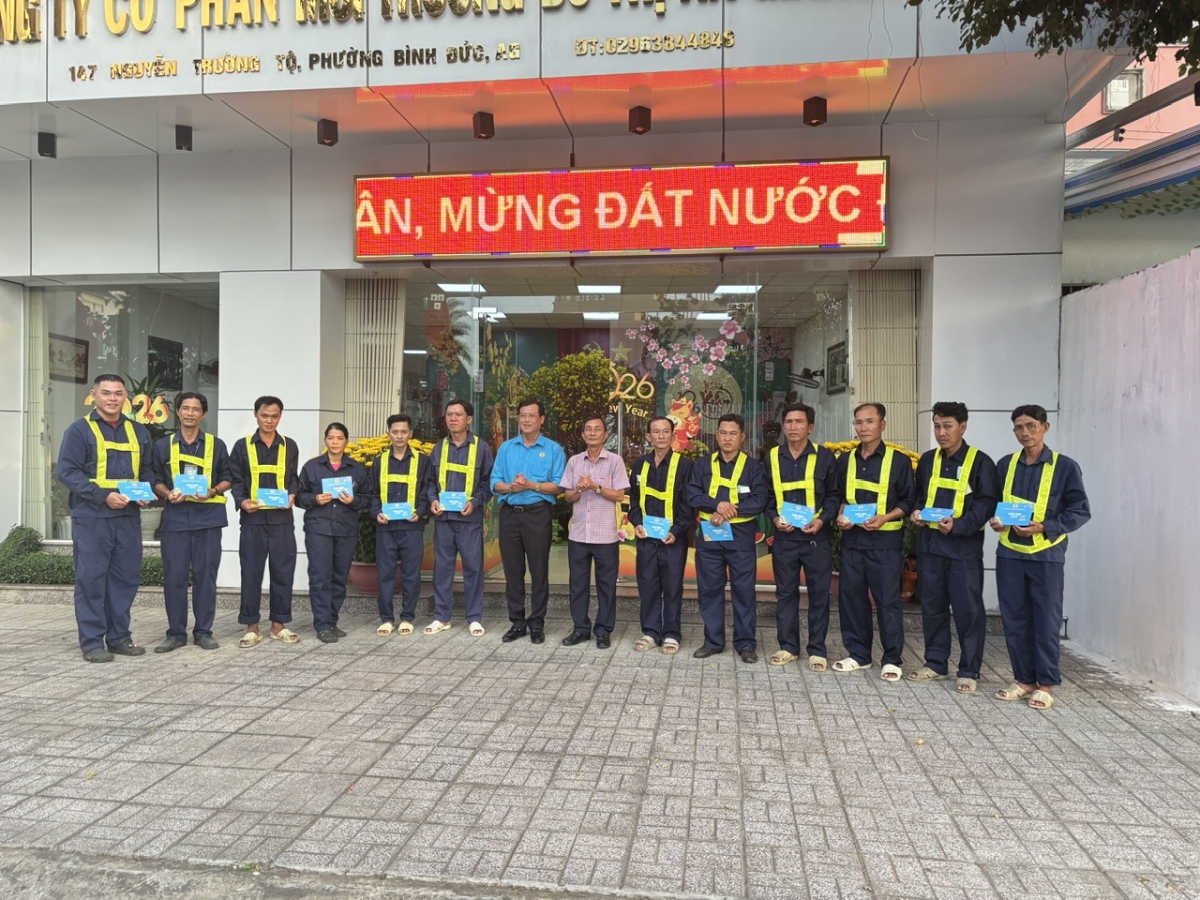 an giang tang qua tet cho 498 doan vien, nguoi lao dong lam viec dem giao thua hinh anh 2