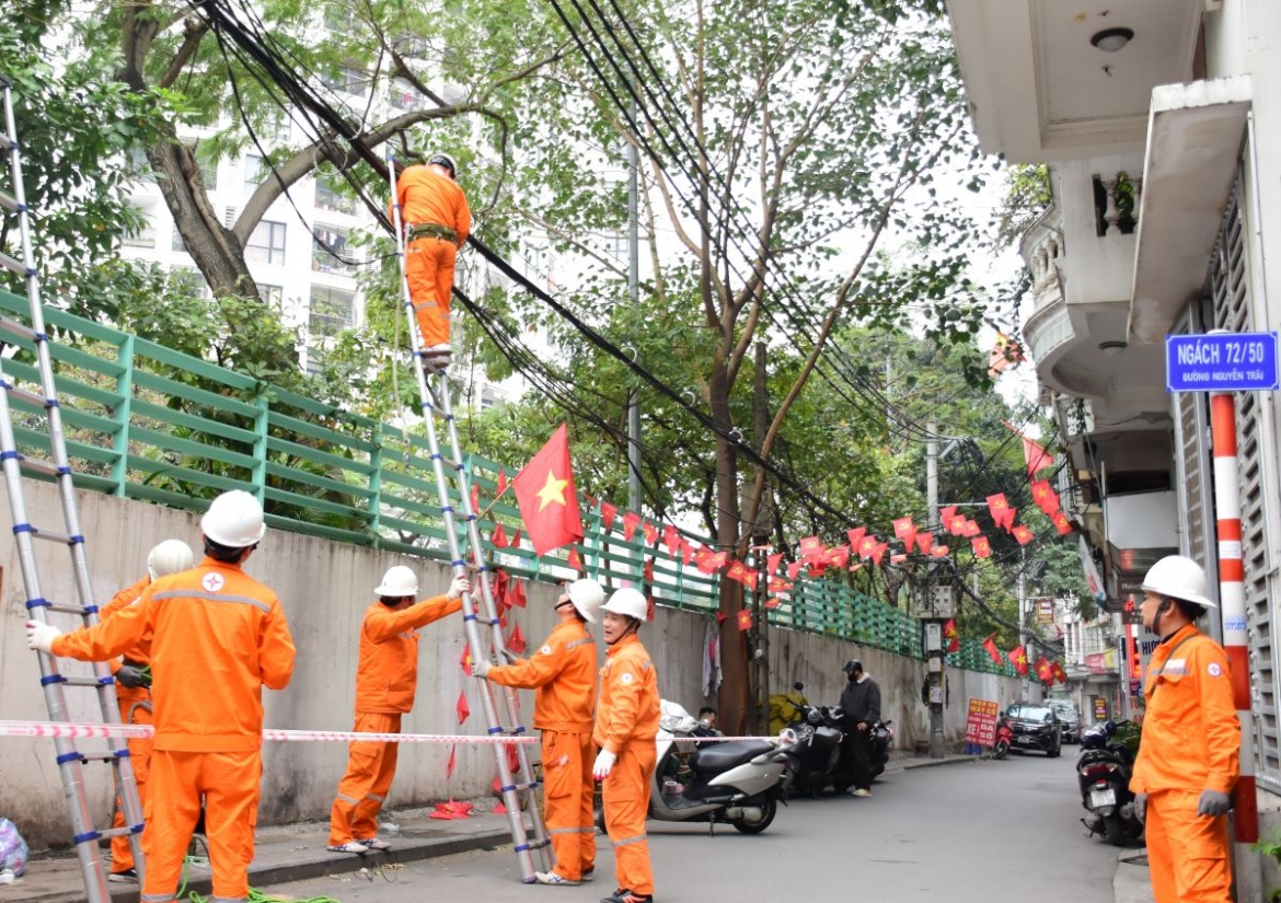 chinh trang luoi dien - evnhanoi chung tay kien tao dien mao do thi thu do hinh anh 1