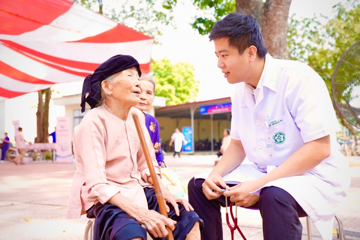 vietnam seeks structural reforms to retain public-sector doctors picture 3