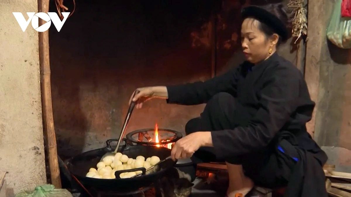 khau sli cake a traditional tet delicacy of tay and nung ethnic groups picture 3