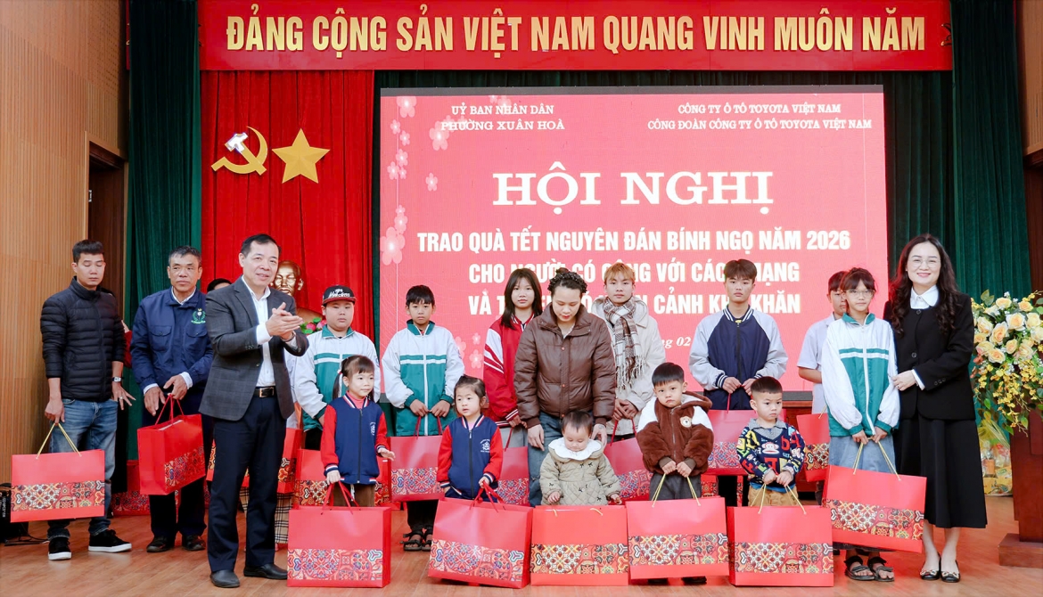 toyota viet nam mang tet den voi cac gia dinh chinh sach va co hoan canh dac biet hinh anh 1