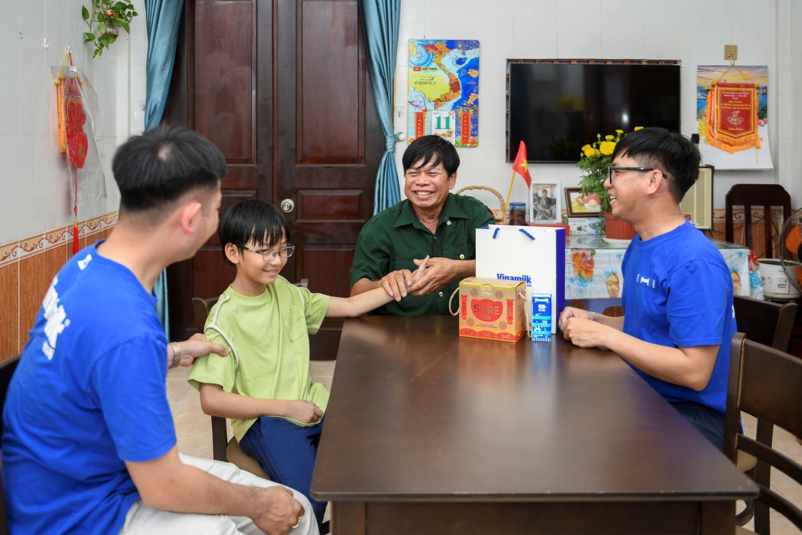 hon 61.000 san pham dinh duong vinamilk den thuong binh, nguoi kho khan dip tet hinh anh 4