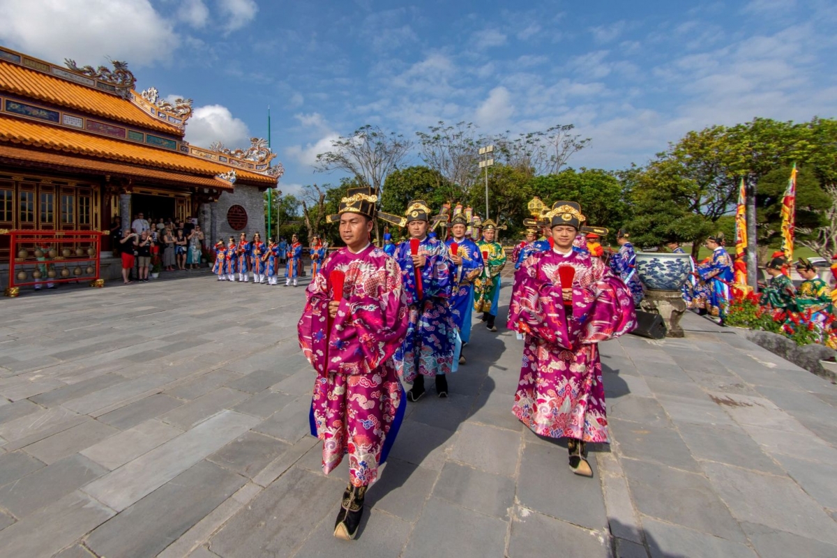 그림 6: 후에 황성에서 응우옌 왕조 백성들을 묘사한 그림.