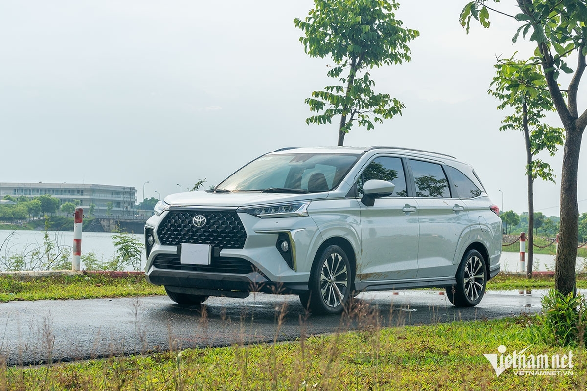 pre-tet auto market heats up as carmakers slash prices to clear inventory picture 1