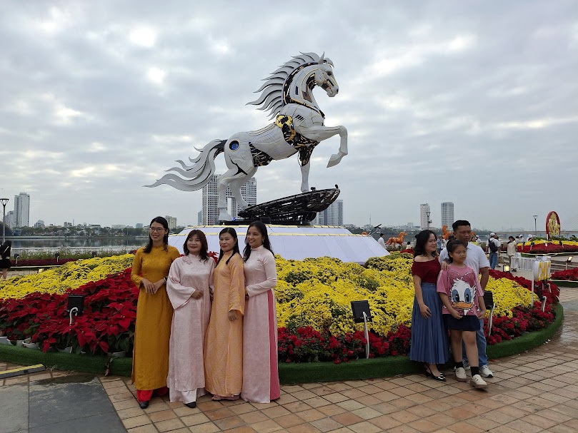 nguoi dan, du khach thich thu voi linh vat ngua doc la cua Da nang hinh anh 3