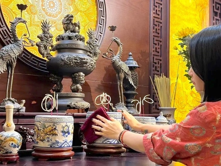 Cuối năm lau dọn bàn thờ, cần tránh những điều gì?