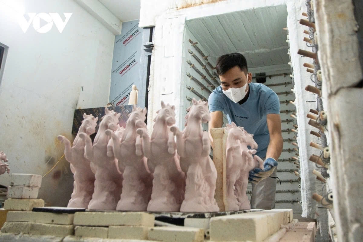 bat trang pottery village ramps up production for lunar new year festival picture 10