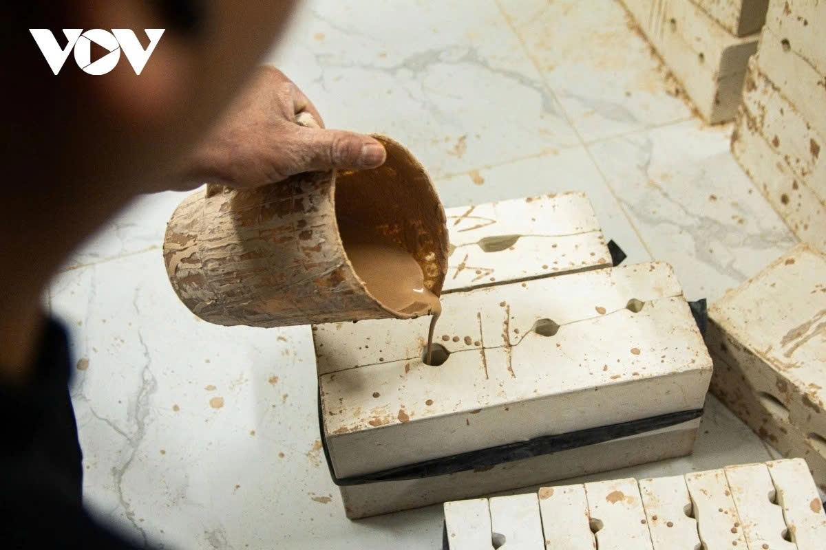 bat trang pottery village ramps up production for lunar new year festival picture 3