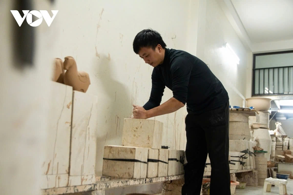 bat trang pottery village ramps up production for lunar new year festival picture 4