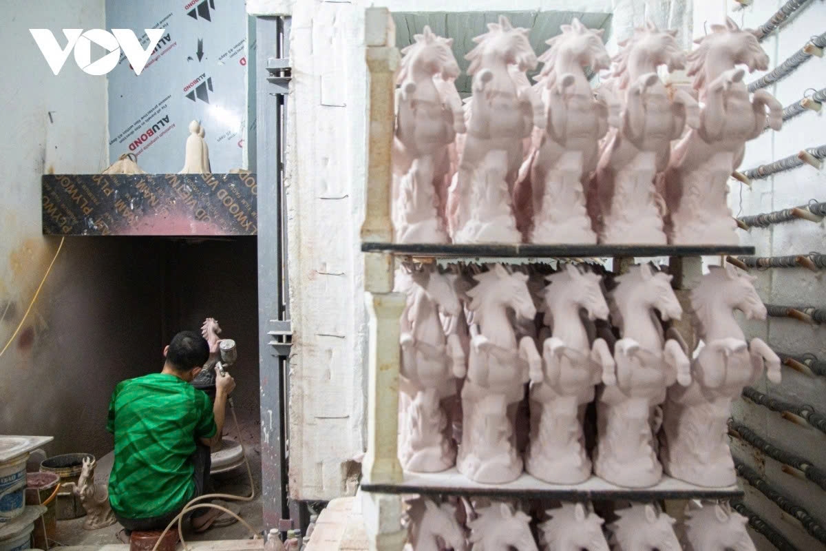 bat trang pottery village ramps up production for lunar new year festival picture 7