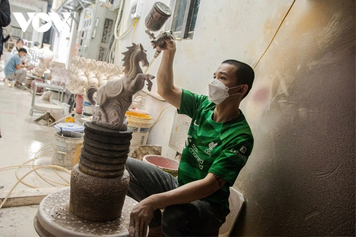 bat trang pottery village ramps up production for lunar new year festival picture 8