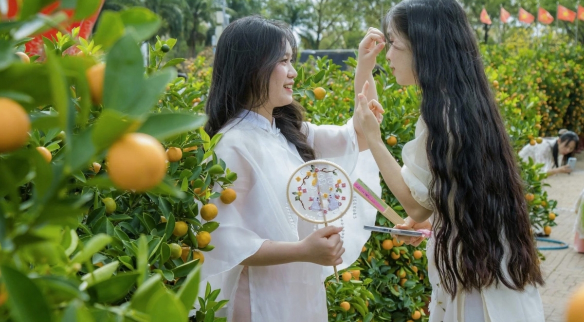 spring colors fill lunar new year flower market in buon ma thuot picture 16