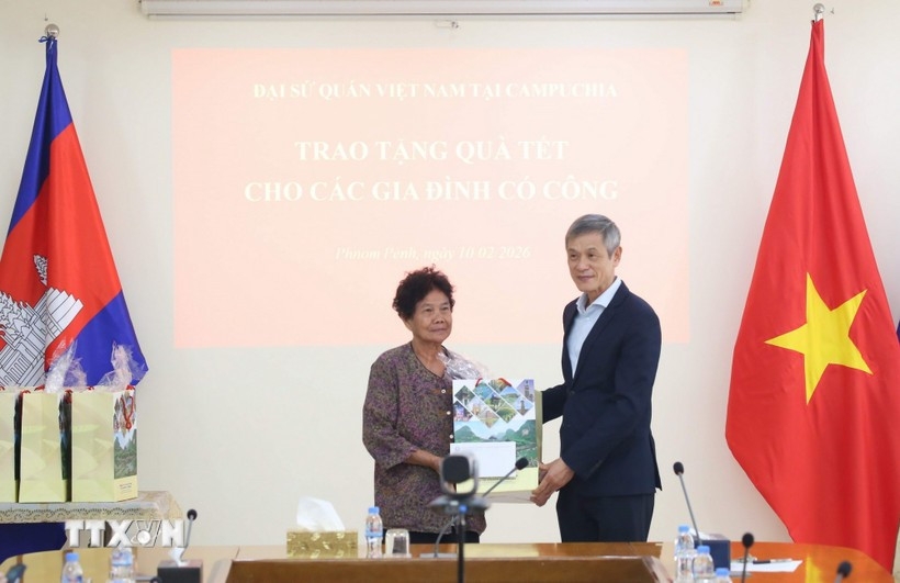 vietnamese embassy in cambodia presents gifts to families with meritorious service picture 1