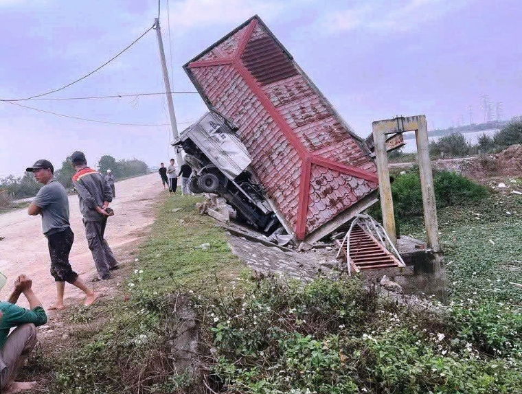 Học viên tập lái đâm xe tải xuống cống, thầy giáo tử vong ở Ninh Bình