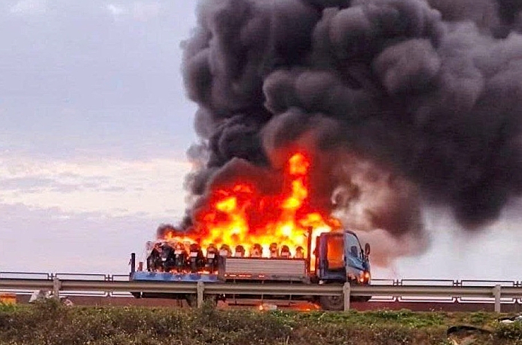 Xe tải cháy dữ dội trên cao tốc, vì sao chở nhiều xe máy cũ?