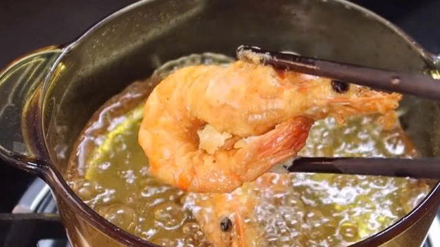 Mẹo hay trong bếp: Chiên rán an toàn, sạch sẽ chỉ với vài thao tác nhỏ