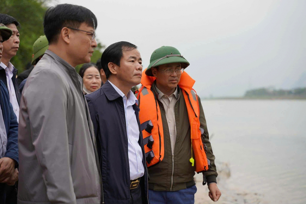 lat thuyen tren song gianh, 2 nguoi mat tich tim thay thi the mot nan nhan hinh anh 2