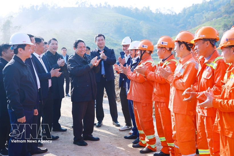 pm urges faster progress of expressway projects in lang son, cao bang provinces picture 1