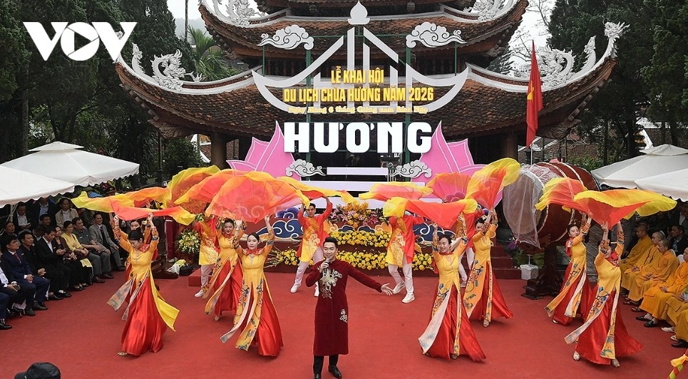 visitors brave rain on opening day of 2026 huong pagoda tourism festival picture 10
