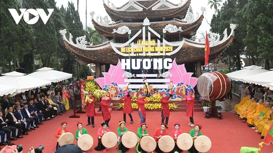 visitors brave rain on opening day of 2026 huong pagoda tourism festival picture 11