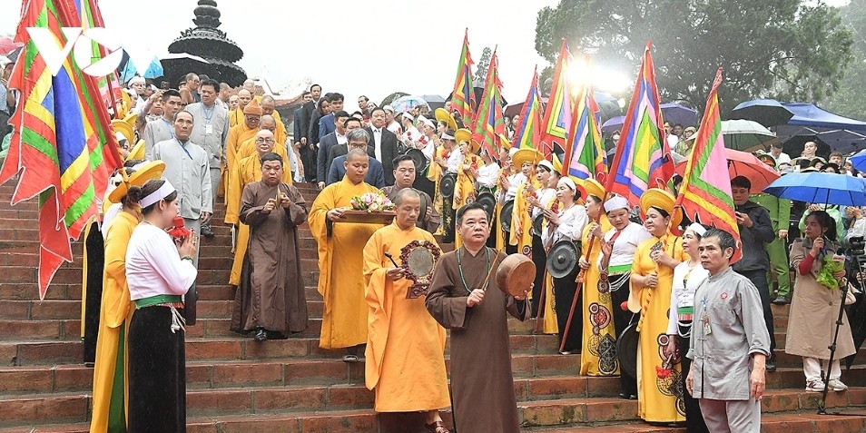 visitors brave rain on opening day of 2026 huong pagoda tourism festival picture 12