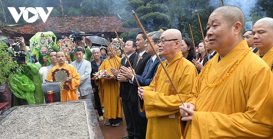 visitors brave rain on opening day of 2026 huong pagoda tourism festival picture 13